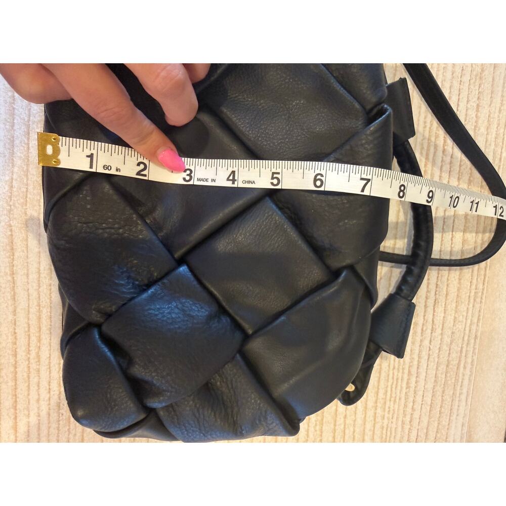 Valentina Fiore two-way Italian woven leather crossbody bag. Gold hardware. - Picture 4 of 13